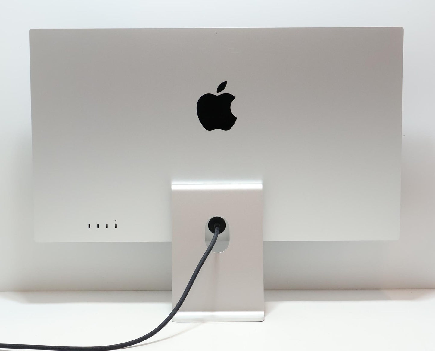 Apple Studio Display 5K Retina 27" MK0U3LL/A - Standard Tilt Stand