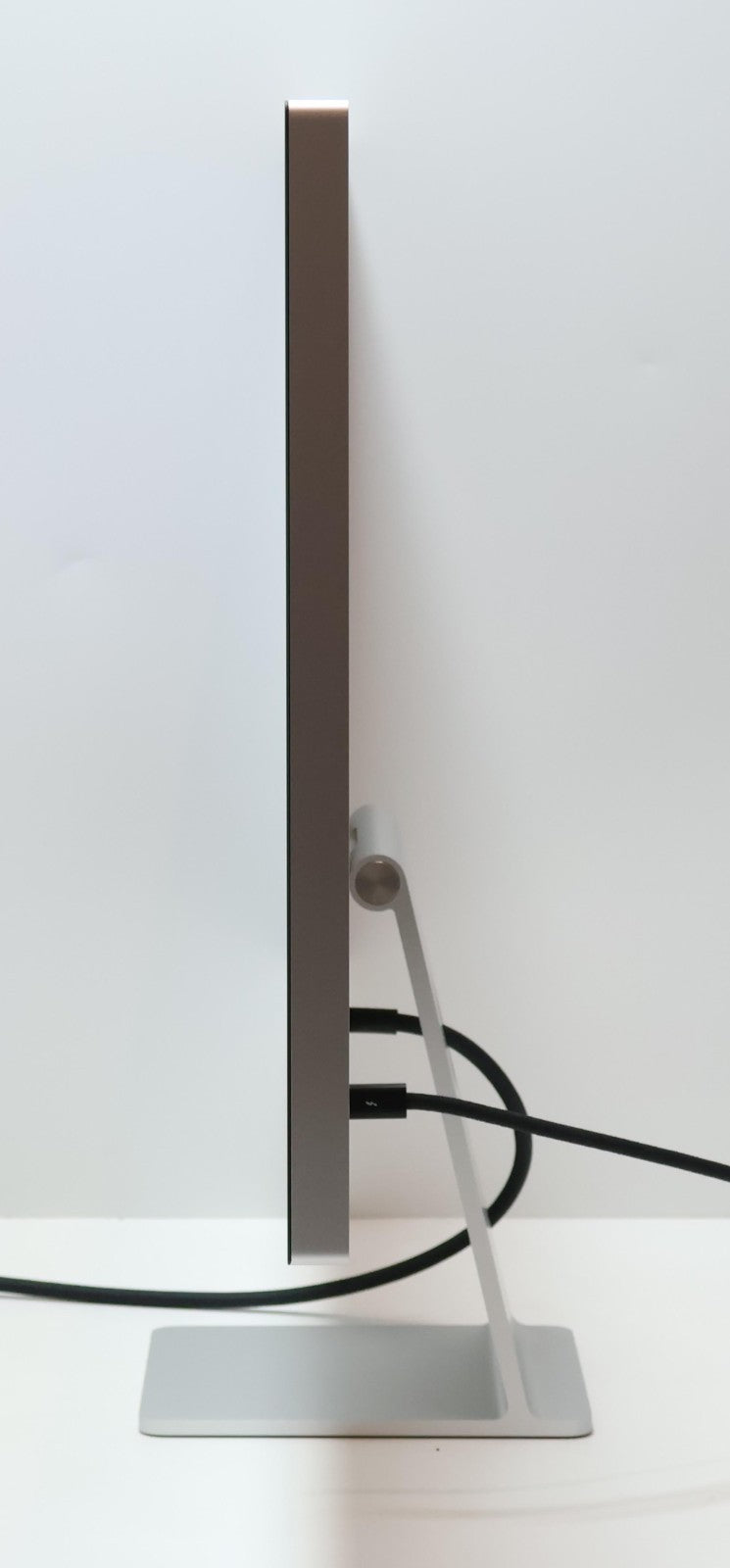 Apple Studio Display 5K Retina 27" MK0U3LL/A - Standard Tilt Stand