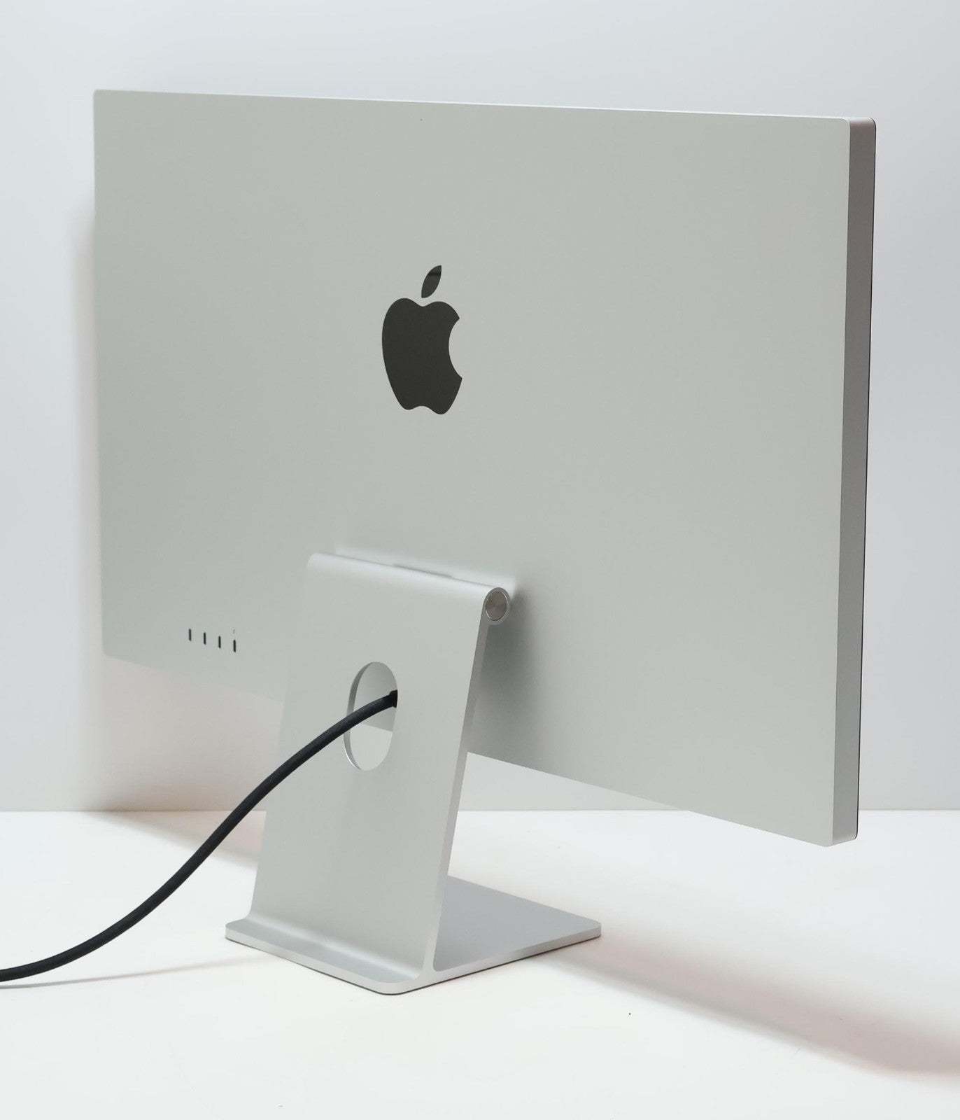 Apple Studio Display 5K Retina 27" MK0U3LL/A - Standard Tilt Stand