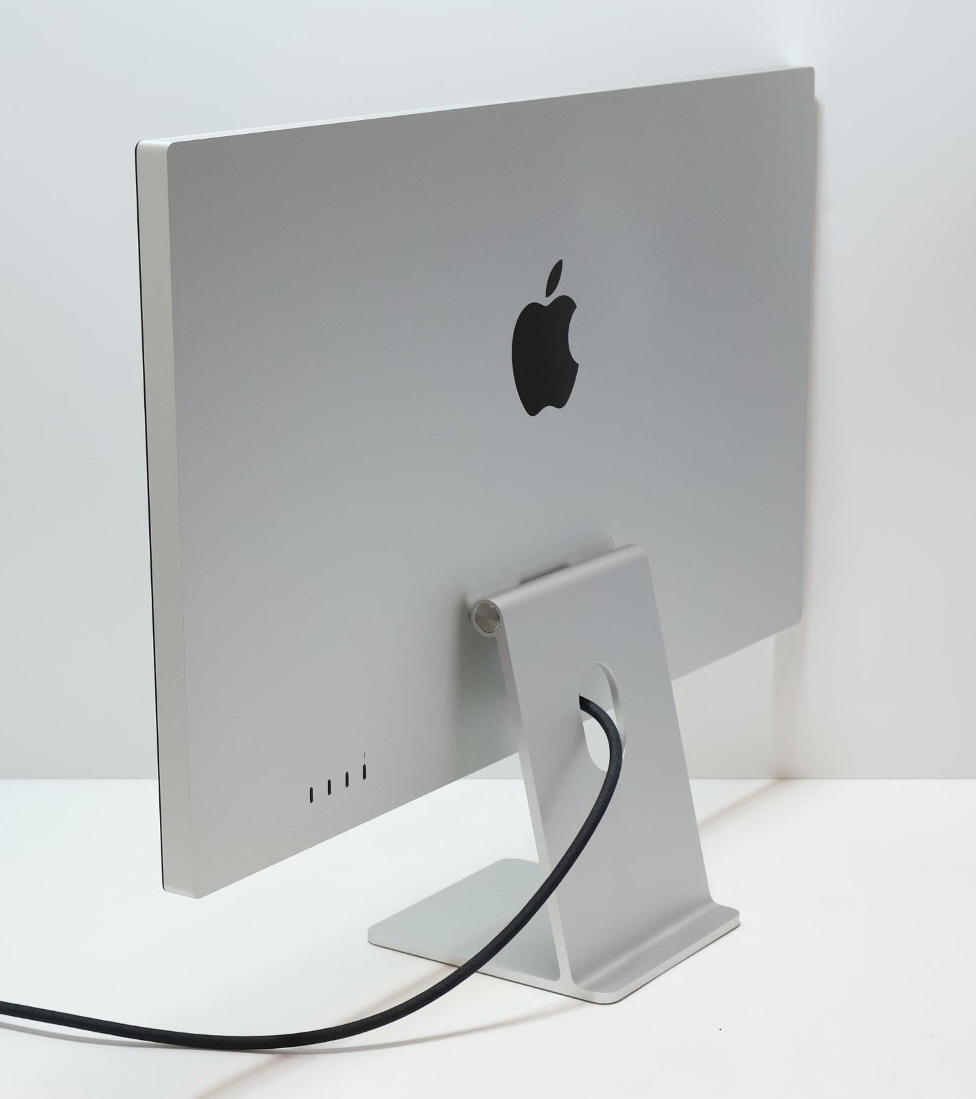 Apple Studio Display 5K Retina 27" MK0U3LL/A - Standard Tilt Stand