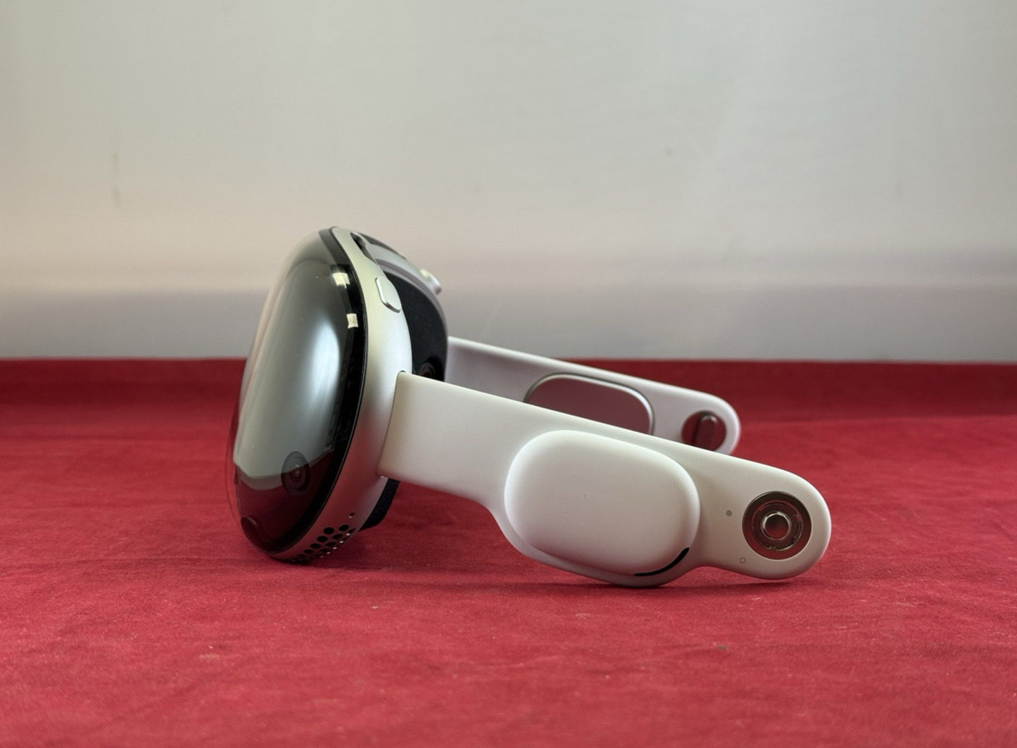 Apple Vision Pro VR Headset w/ Original Box 256GB - MQL83LL/A