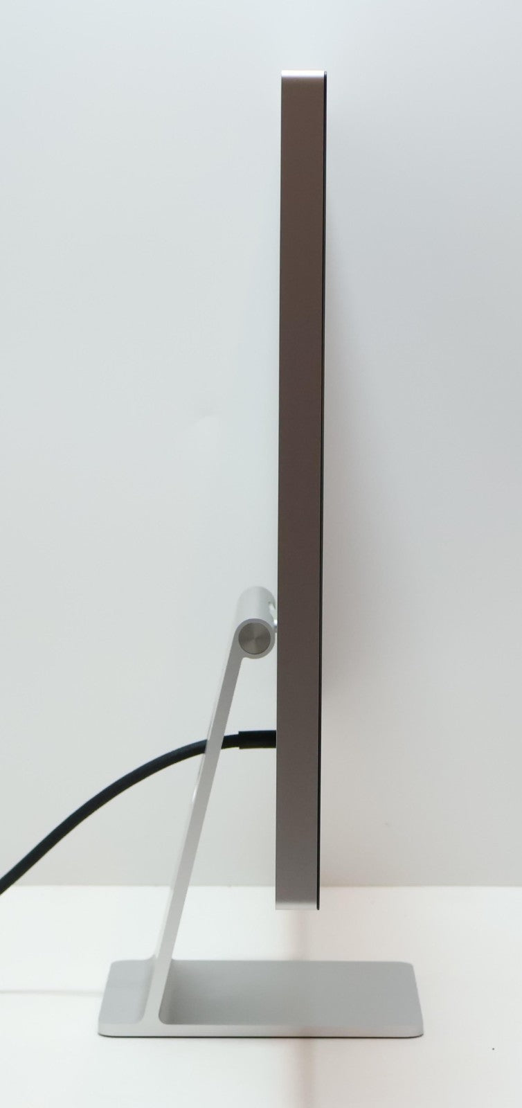 Apple Studio Display 5K Retina 27" MK0U3LL/A - Standard Tilt Stand